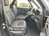 前席はゆったりとした座面とヘッドレストを備え、運転席から助手席まで落ち着いて過ごせる空間です。前方や左右の窓から外を確認しやすく、乗り降りもスムーズです。