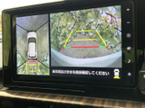 画面には車両周辺の映像とガイドラインが表示され、駐車時の周囲確認をサポートします。画面を見ながら障害物との距離感を把握しやすく、車庫入れや切り返しの際に便利です。
