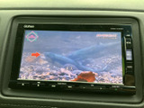 テレビ番組を画面で楽しめるため、休憩中など停車している時間も車内で過ごしやすくなります。画面の表示が見やすく、移動の合間に気分転換したい方にも便利な装備です。