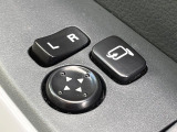 【電動格納ミラー】サイドミラーは電動格納式となっており、狭い駐車場でもキズがつくリスクを抑えられます。