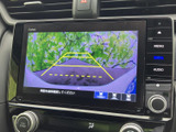 後方の様子を画面で確認しながら駐車をサポート。ガイド線も表示されるため、駐車位置の目安をつかみやすく、車庫入れや切り返しの際に役立つ便利な装備です。