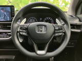 手元に複数のスイッチがまとまり、運転姿勢を大きく変えずに各種機能へアクセスしやすい配置です。握りやすい形状で、日常の運転を落ち着いてサポートします。