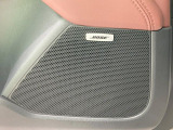 【BOSEサウンドシステム】メーカーオプションの高品位サウンドシステムを搭載。専用のチューニングが施された大小様々なスピーカーから良質なサウンドが奏でられ、臨場感あふれる音響空間を演出します。