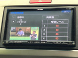 TV映像を表示できる画面を備えており、停車中に番組を視聴して過ごせます。受信状態を確認する表示もあり、休憩時間などに車内で映像を楽しみたい方に便利です。