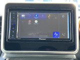FM・AMやBluetooth、AUXなどの選択項目が画面に並び、利用したい音源を確認しやすい構成です。見やすい表示で、毎日の移動中も好みに合わせて使い分けできます。