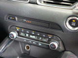 運転席と助手席で異なる温度設定が可能な、フルオートエアコンを装備しています。四季を通じて車内を快適に保ちます。冬場に嬉しいシートヒーター&ハンドルヒーターも装着されています★☆★☆