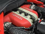 フロントミッドに搭載される6.5L V12自然吸気エンジンは、725cvのパフォーマンスを発揮します。
