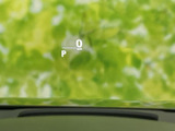 前方の視線を大きく動かさずに速度などを確認できる表示を備えています。運転中に目に入りやすい位置にあり、必要な情報を確認しやすい装備です。