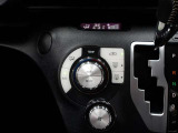 車内の温度管理に便利なオートエアコン☆