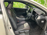 運転席まわりを見渡しやすく、前方の視界も確保された室内です。シートには落ち着いた配色と模様が施され、座った際にもゆったり過ごせる空間が広がります。