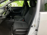 前席は左右それぞれにゆとりを持たせた配置で、シートの柄も車内に落ち着きを添えています。ドアを開けた際に乗り降りしやすく、窓からの見通しもよいため、日常の移動を心地よく支えてくれます。