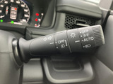 レバーには各種表示がまとめられ、操作内容を確認しやすい配置です。運転中にも手元で扱いやすく、周辺の表示と合わせて必要な操作を把握しやすいのが魅力です。