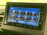 DVDやラジオ、テレビ、Bluetooth Audioなど、画面から選べる音源が表示されています。聴きたいメディアを確認しやすく、普段の移動時間に合わせた使い分けに便利です。