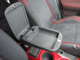 前席アームレストには小物類が収納できるスペースがあります