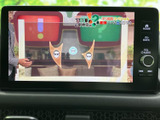 画面にテレビ番組が表示され、停車中のひとときに映像を楽しめます。大きく見やすい画面で、番組の内容も確認しやすく、休憩時間を過ごす際にも便利にお使いいただけます。