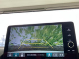 後方の映像とガイドラインが画面に表示され、駐車時に周囲や車両の向きを確認する目安になります。車庫入れや縦列駐車の際にも、後方確認をサポートします。