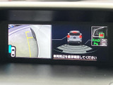 周囲の映像と車両の位置関係を画面で確認でき、駐車時や狭い場所での取り回しをサポートします。表示を参考にしながら周辺を直接確認できるため、日常の駐車をより安心して行えます。