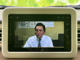 画面では映像コンテンツを表示しており、停車中のひとときに視聴をお楽しみいただけます。大きく見やすい表示で、車内で過ごす時間をより便利に活用できる装備です。