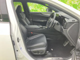 運転席と助手席にゆったりとしたシートを備え、座面や背もたれの形状が身体を受け止めます。前方の視界も広く、ドアを開けたときに車内全体を見渡しやすい、落ち着いた空間です。