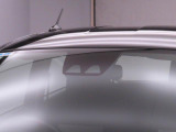 【スマートアシストIII】ドライブ中会話に夢中になり前の車が発進したのに気が付かなくても、先行車発進お知らせ機能(前方車両が発進して約3m以上)がブザーで知らせてくれるので後方の車に迷惑かけること無し