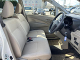 明るい色合いのシートと大きく開けた窓が、運転席まわりに開放感をもたらします。座面と背もたれはゆったりとした形状で、前方や左右の視界も確保しやすく、毎日の移動を落ち着いて過ごせる空間です。