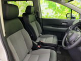 前席は視界が広く、運転席と助手席それぞれにゆったり座れるレイアウトです。落ち着いた色合いのシートとドア内張りがまとまり、日々の移動も快適に過ごせそうです。