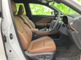 明るいブラウン系のシートと落ち着いた色合いの内装が、運転席まわりを心地よくまとめています。前方の見通しもよく、ゆったりと腰掛けて過ごせる空間が広がります。