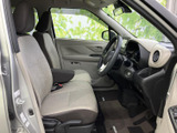 明るい色合いのシートと大きな窓で、運転席まわりに開放感があります。座面や背もたれの形状も確認でき、乗り込む際の視界や座り心地をイメージしやすい空間です。