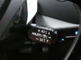 走行中に先行車の様子を検知しながら、設定した車速の範囲内で先行車との距離のキープを支援します。長距離運転中の渋滞なども快適に運転できます。