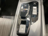 快適なドライブを叶えるため、シフトノブの周囲にモードスイッチをはじめ、プッシュパワースターターやEVモードスイッチなどを配置し、操作性を高めています。