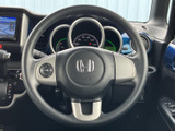 握りやすい形状にボタン類を備え、運転姿勢を保ちながら手元で各種機能にアクセスできます。前方を確認しつつ扱いやすい、日常の移動に便利な装備です。