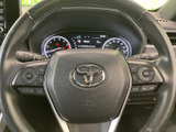 ステアリングから手を大きく離さずに各種スイッチへアクセスでき、運転中の情報確認や設定をサポートします。メーターの視認を妨げにくい形で、日常の運転に便利です。