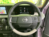 手元には各種スイッチがまとまり、運転姿勢を保ちながら必要な操作を選びやすい配置です。メーターの表示も見渡しやすく、運転中の確認や操作をスムーズにサポートします。