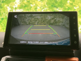 後方の映像に目安となるラインが表示され、駐車時の後方確認をサポートします。周囲を目視しながら、車庫入れなどで役立つ装備です。