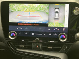 車両周辺の映像にガイド線が表示され、駐車時の位置確認に役立ちます。周囲の状況を目で確かめながら操作できるため、狭い場所での駐車も安心感があります。