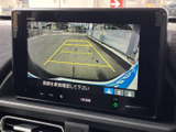 後方の様子を画面で確認しながら駐車でき、ガイド表示も目安になります。見通しにくい場所での後退時や駐車時に、周囲を確認しやすく便利です。