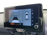 パノラミックビューモニターを装備。駐車場や交差点でクルマを真上から見るように周囲を確認できます。機能の詳細は販売店スタッフまでおたずねください。