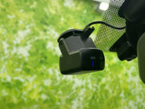 ミラー付近にカメラ機器が設置され、運転中の記録をサポートする装備です。車内の視界を大きく妨げにくい位置にあり、日常の運転時にも活用いただけます。