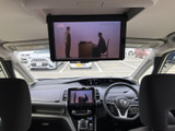 前席のセンターディスプレイに加え、天井にもモニターを備えた室内です。画面を使った情報確認や映像の再生に対応し、乗車中の過ごし方の幅を広げてくれます。