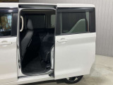 【両側ハンズフリーオートスライドドア】荷物やお子さまの抱っこで両手がふさがっていても、片足を振り入れるだけでスライドドアが開閉できます♪