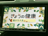 テレビ番組の画面表示に対応しており、停車中に映像を楽しめます。休憩時間などに車内で過ごす際にも活用でき、画面から視聴内容を確認できます。