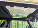 【ガラスルーフ】ガラスルーフ搭載で車内の解放感が一気にアップ!開放的なドライブをお楽しみいただけます。
