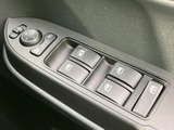 ドアミラーの調整や窓の開閉に関するスイッチがまとまり、運転席から操作しやすい配置です。各ボタンの表示を確認しやすく、同乗者の乗り降りにも役立ちます。