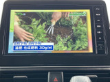 テレビ番組を画面で視聴できる装備を備えています。停車中の休憩時間に映像を楽しめるため、移動の合間のひとときにも便利です。見やすい画面で番組内容を確認できます。