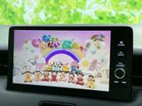 画面でテレビ番組を視聴でき、停車中の待ち時間も車内で過ごしやすくなります。映像が大きく表示されるため内容を確認しやすく、日常の休憩時間などにも便利にお使いいただけます。