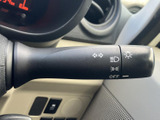 レバーには矢印やライトの表示があり、操作内容を目で追いやすい仕様です。運転中も手元で確認しやすく、日常の運転で迷いにくい分かりやすさが魅力です。