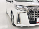フォグランプ装着車です。暗い夜道の車両前方を明るく照らします