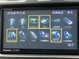 画面からラジオやディスク、デジタルテレビなどの音源を選択でき、複数の接続方法にも対応したメニュー構成です。表示が整理されているため、使いたい項目を見つけやすいのも便利です。