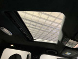 ルーフで明るい車内と開放感あるドライブをお楽しみいただけます。