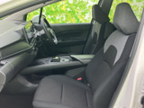 前席はヘッドレスト付きのシートと、運転席から見渡しやすいダッシュボードを備えています。落ち着いた色合いでまとまり、座ったときの視界や足元の様子もご覧いただけます。